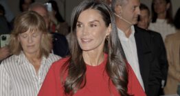 La reina Letizia copia a Leonor uno de sus vestidos (pero en el color de moda) y estrena unos zapatos que queremos todas en la redacción