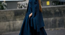 En mi último viaje a París confirmé que no todas las francesas llevan boina, pero la mayoría se pinta los labios de rojo y tiene este abrigo