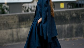 En mi último viaje a París confirmé que no todas las francesas llevan boina, pero la mayoría se pinta los labios de rojo y tiene este abrigo