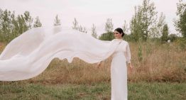 La novia madrileña que se casó en León con un vestido asimétrico con capa