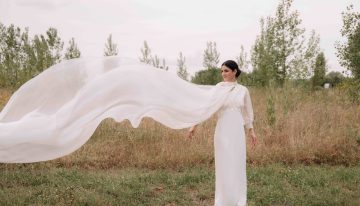 La novia madrileña que se casó en León con un vestido asimétrico con capa