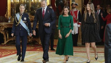 La Familia Real en pleno recibe a los representantes de la sociedad española y celebra la Fiesta Nacional en la recepción del Palacio Real