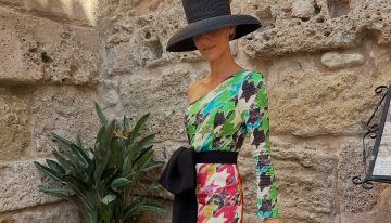 La invitada más elegante del fin de semana es una andaluza que tiene el vestido más especial y la pamela Audrey que vuelve sofisticado cualquier look