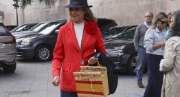 El llamativo look de la infanta Elena el 12 de octubre: americana «Carrie», vaquero ancho y bolso patriótico