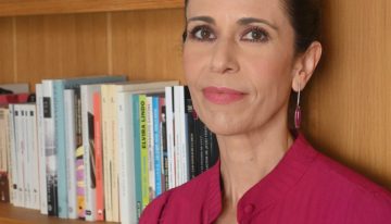 Ángeles Caballero, periodista y escritora: «Antes discutía con desconocidos en redes, ahora elijo mis batallas, no por cobardía, sino por autocuidado»