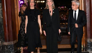 El vestido negro de Carlota Casiraghi y la americana con body lencero de Carolina de Mónaco que madres e hijas intercambiarían
