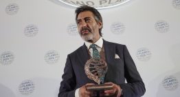 Juan del Val, ganador del Premio Planeta con una historia de deseo entre una mujer sevillana de clase alta y un hombre diez años menor que ella de un barrio de Madrid
