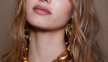 María Roberts, estilista capilar: «Lava el pelo boca arriba no boca abajo para que el champú haga su efecto»