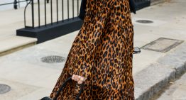 Las chicas cool visten todas de negro y llevan el abrigo más icónico de Kate Moss, firmado Camille Rowe