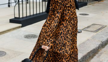 Las chicas cool visten todas de negro y llevan el abrigo más icónico de Kate Moss, firmado Camille Rowe