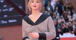 El flequillo despeinado de Jennifer Lawrence que confirma que ya nadie plancha (ni el pelo ni la ropa)