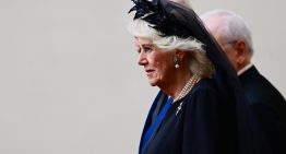 Privilegio del blanco: por qué las reinas de Inglaterra llevan velo negro cuando visitan al Papa