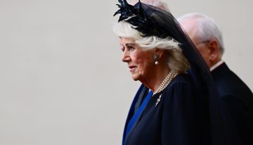 Privilegio del blanco: por qué las reinas de Inglaterra llevan velo negro cuando visitan al Papa