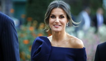 El día que la reina Letizia desafió su propia regla de estilo en los Premios Princesa de Asturias y dio una lección de moda con el vestido midi más elegante El día que la reina Letizia desafió su propia regla de estilo en los Premios Princesa de Asturias y dio una lección de moda con el vestido midi más elegante