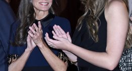 La reina Letizia combina el top de fiesta más bonito con el pantalón que todas tenemos: su primer (y elegantísimo) look de los Premios Princesa de Asturias