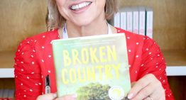 Clare Leslie Hall, la escritora que conmovió a Reese Witherspoon: «La nostalgia puede ser un motor creativo, pero también un peso que te impide avanzar. Ese impulso de buscar a tu primer amor en Facebook me parece un juego peligroso»