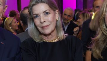 Carolina de Mónaco tiene el vestido de un diseñador belga que las editoras de moda adoramos porque favorece a cualquier edad
