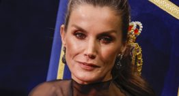 La reina Letizia, con más canas que nunca, coleta efecto lifting y maquillaje luminoso en los Premios Princesa de Asturias La reina Letizia, con más canas que nunca, coleta efecto lifting y maquillaje luminoso en los Premios Princesa de Asturias