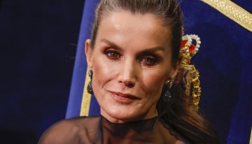 La reina Letizia, con más canas que nunca, coleta efecto lifting y maquillaje luminoso en los Premios Princesa de Asturias La reina Letizia, con más canas que nunca, coleta efecto lifting y maquillaje luminoso en los Premios Princesa de Asturias