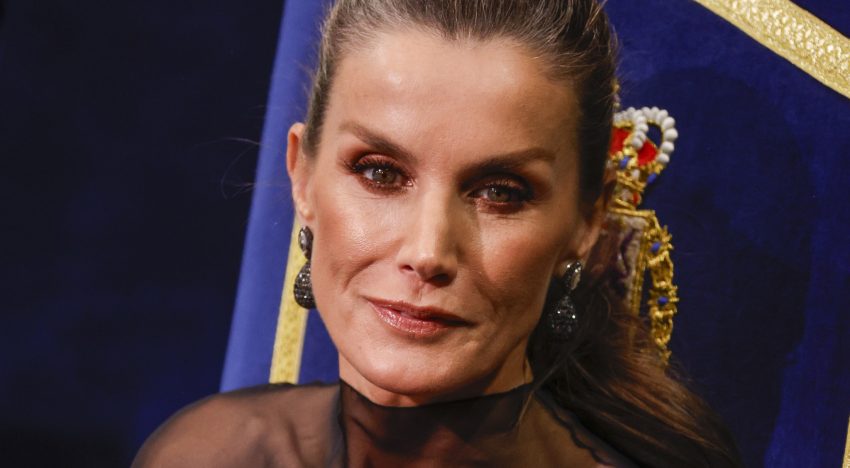 La reina Letizia, con más canas que nunca, coleta efecto lifting y maquillaje luminoso en los Premios Princesa de Asturias