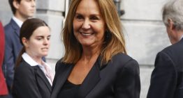 La invitada a los Princesa de Asturias que dijo adiós al vestido midi para decantarse por el pantalón es esta famosa escritora a la que damos matrícula de honor La invitada a los Princesa de Asturias que dijo adiós al vestido midi para decantarse por el pantalón es esta famosa escritora a la que damos matrícula de honor