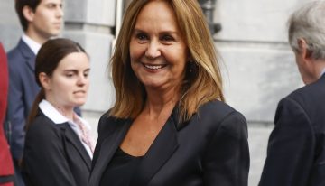 La invitada a los Princesa de Asturias que dijo adiós al vestido midi para decantarse por el pantalón es esta famosa escritora a la que damos matrícula de honor