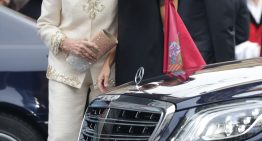 Todos hablan del vestido negro de la reina Letizia y nosotras nos fijamos en el collar de perlas de la reina Sofía (eso es elegancia) Todos hablan del vestido negro de la reina Letizia y nosotras nos fijamos en el collar de perlas de la reina Sofía (eso es elegancia)