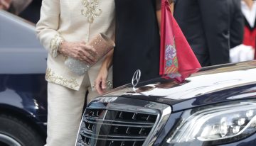 Todos hablan del vestido negro de la reina Letizia y nosotras nos fijamos en el collar de perlas de la reina Sofía (eso es elegancia)