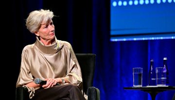 El corte de pelo garçon luminoso de Emma Thompson: así se lleva el pelo con canas que potencia el brillo natural