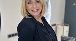 Encarna Moreno, peluquera sevillana: «Lo ideal es aplicar el tinte con el pelo ligeramente sucio y después esperar al menos 48 horas antes del primer lavado»