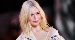 Ni nude ni rojo, Elle Fanning lleva el color de labios frambuesa con efecto «mordido» más sofisticado que, a la vez, recuerda a la infancia Ni nude ni rojo, Elle Fanning lleva el color de labios frambuesa con efecto «mordido» más sofisticado que, a la vez, recuerda a la infancia