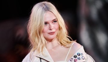 Ni nude ni rojo, Elle Fanning lleva el color de labios frambuesa con efecto «mordido» más sofisticado que, a la vez, recuerda a la infancia