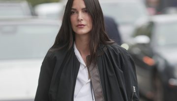 La francesa que te convenció para quitarte el flequillo, ahora te dice que te pintes los labios así