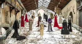 La exposición de moda más espectacular ahora mismo está en Sevilla, se llama LUX y no tiene nada que ver con Rosalía La exposición de moda más espectacular ahora mismo está en Sevilla, se llama LUX y no tiene nada que ver con Rosalía