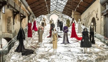 La exposición de moda más espectacular ahora mismo está en Sevilla, se llama LUX y no tiene nada que ver con Rosalía