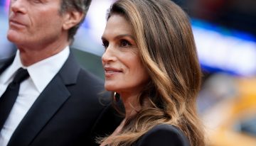 María Baras, la peluquera que la peinó en Madrid, sobre la evolución del corte Cindy (Crawford) desde los 90 hasta 2025: «Tiene un pelo pesado y las capas mantienen su movimiento para que no quede plano ni pegado, que no le gusta»