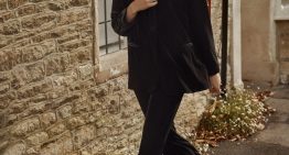 Ana Galeote, fisioterapeuta y antropóloga: «Puedes ser una persona activa, pero sedentaria. Una hora en el gimnasio no compensa las horas que pasamos sentados en el trabajo» Ana Galeote, fisioterapeuta y antropóloga: «Puedes ser una persona activa, pero sedentaria. Una hora en el gimnasio no compensa las horas que pasamos sentados en el trabajo»