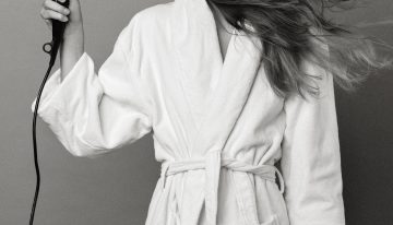 Gabriel Llano, peluquero: «Uno de los errores más comunes es no retirar bien la humedad antes de usar el secador. Cuando el pelo está empapado, el calor se vuelve más agresivo»