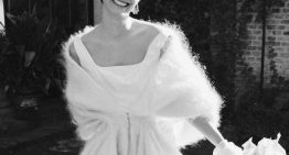 La novia que se casó con un vestido inspirado en Vivienne Westwood y una capa de lana La novia que se casó con un vestido inspirado en Vivienne Westwood y una capa de lana