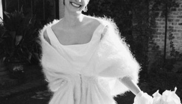 La novia que se casó con un vestido inspirado en Vivienne Westwood y una capa de lana