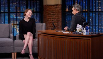 Un jersey negro y una falda de leopardo que queden tan elegantes como los de Emma Stone, no le pedimos nada más a un buen fondo de armario