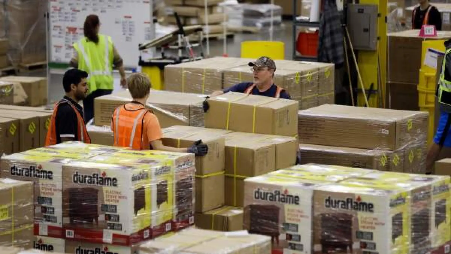 Amazon planea automatizar sus almacenes evitando contratar a miles de personas Amazon planea automatizar sus almacenes evitando contratar a miles de personas