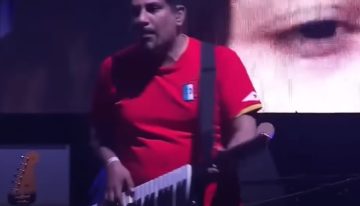 Deportivo Español desvinculó a su abogado por tocar el teclado con la camiseta del club en el show de Javier Milei