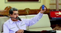 Maduro insiste en convocar asambleas para intentar sobrevivir a crecientes tensiones con EEUU