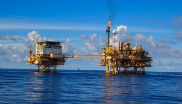 Precio del petróleo sube con fuerza tras las sanciones a petroleras rusas