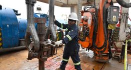 Petróleo cierra con caídas de 1.47% por temores de aumento de oferta y escalada EU-China
