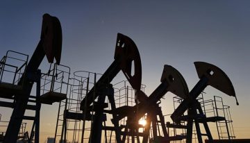 Petróleo cierra la semana con alzas ante temor por la oferta tras nuevas sanciones a Rusia