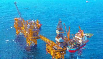 Precios del petróleo cierran a la baja ante cautela por sanciones contra Rusia