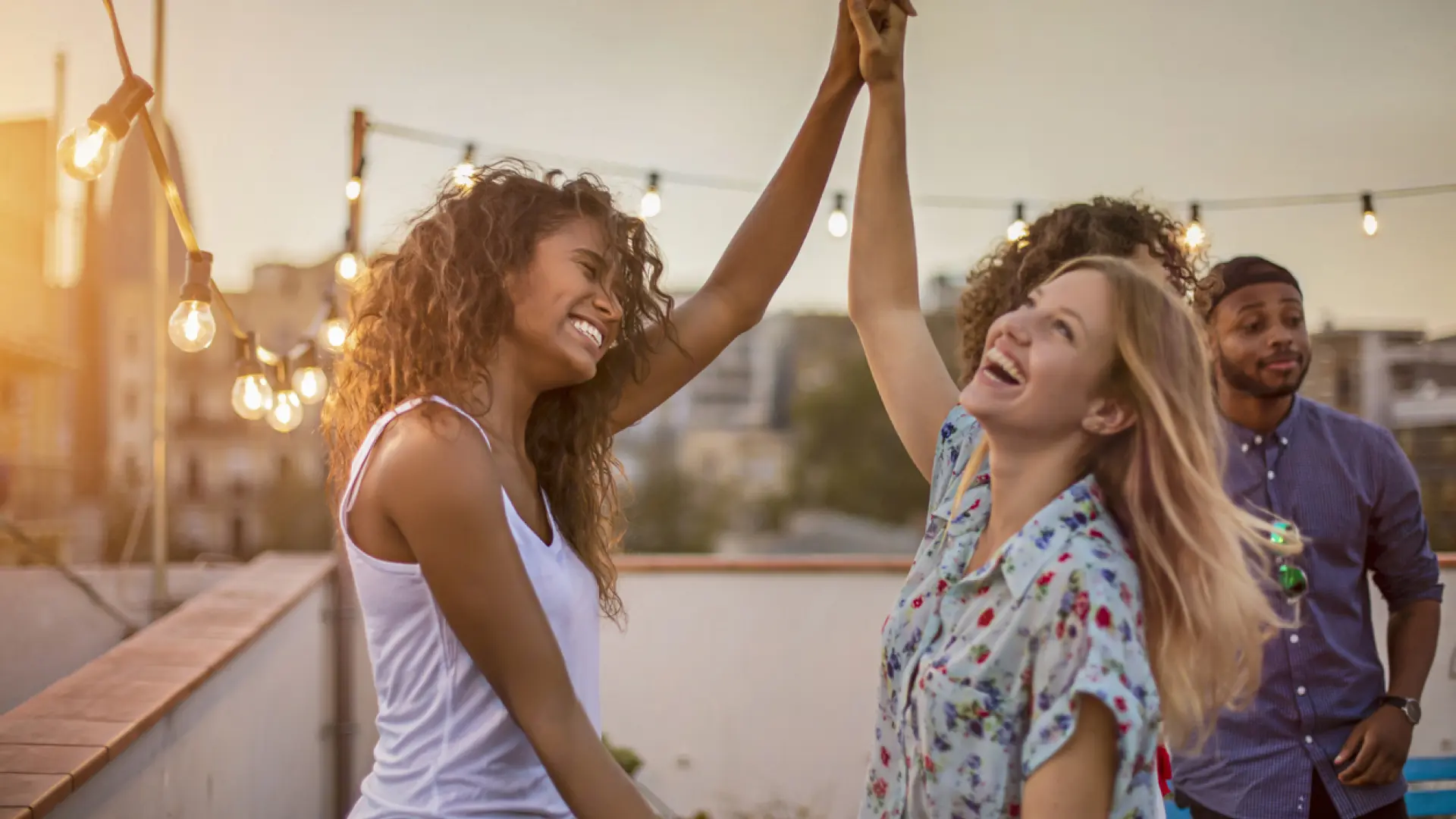Descubren cuál es el «umbral de la felicidad» que permite reducir el riesgo de enfermedades no transmisibles Descubren cuál es el «umbral de la felicidad» que permite reducir el riesgo de enfermedades no transmisibles