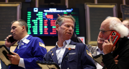 Wall Street opera con ganancias; acciones de Apple suben más de 4%